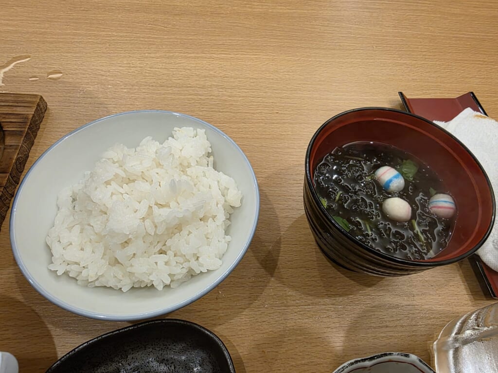 和倉温泉はまづるの1日目の夕食のごはんと汁物