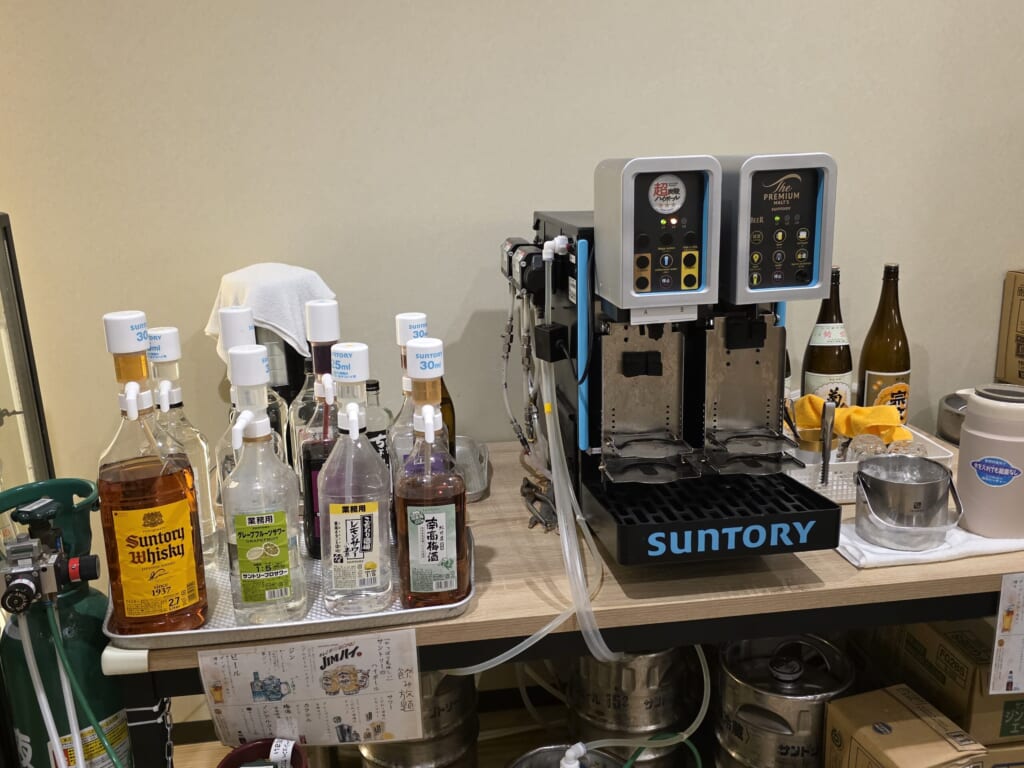 和倉温泉はまづるの食事会場のセルフドリンクコーナー
