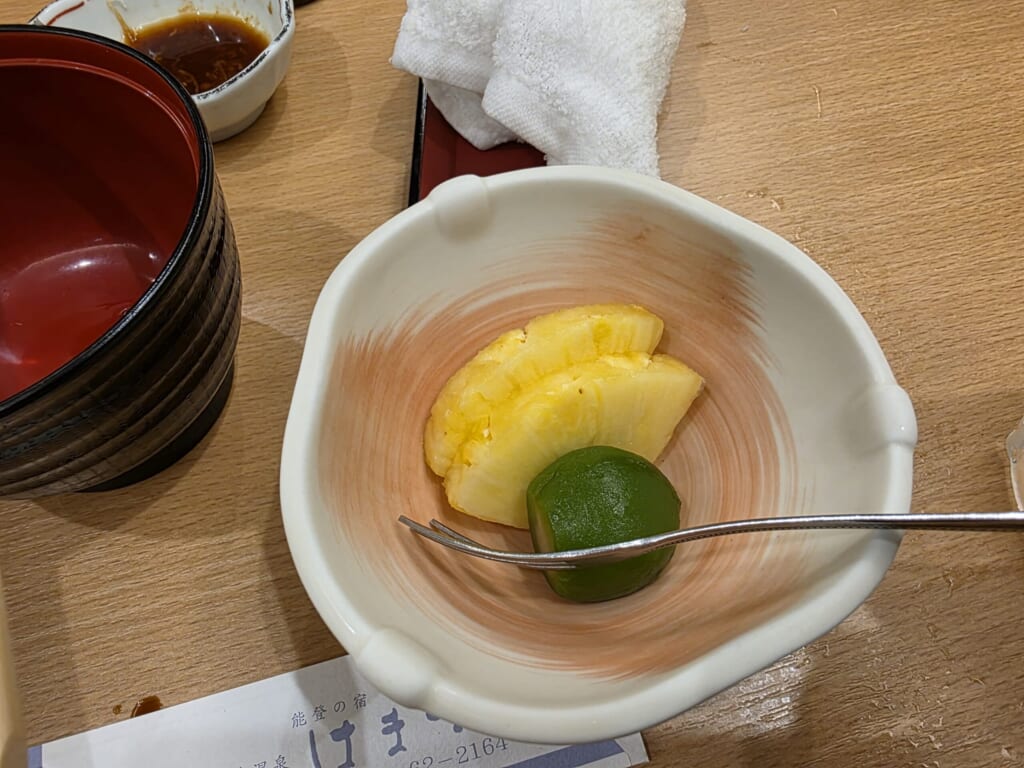 和倉温泉はまづるの1日目の夕食のフルーツ