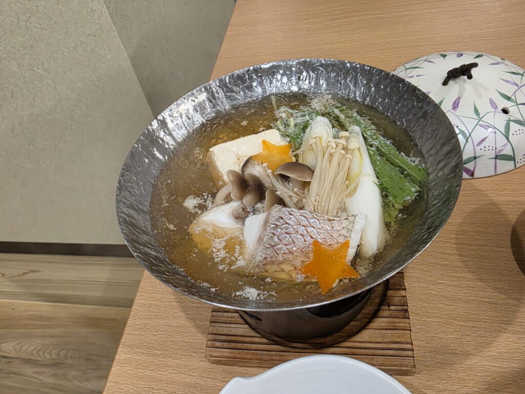和倉温泉はまづるの2日目の夕食の魚鍋