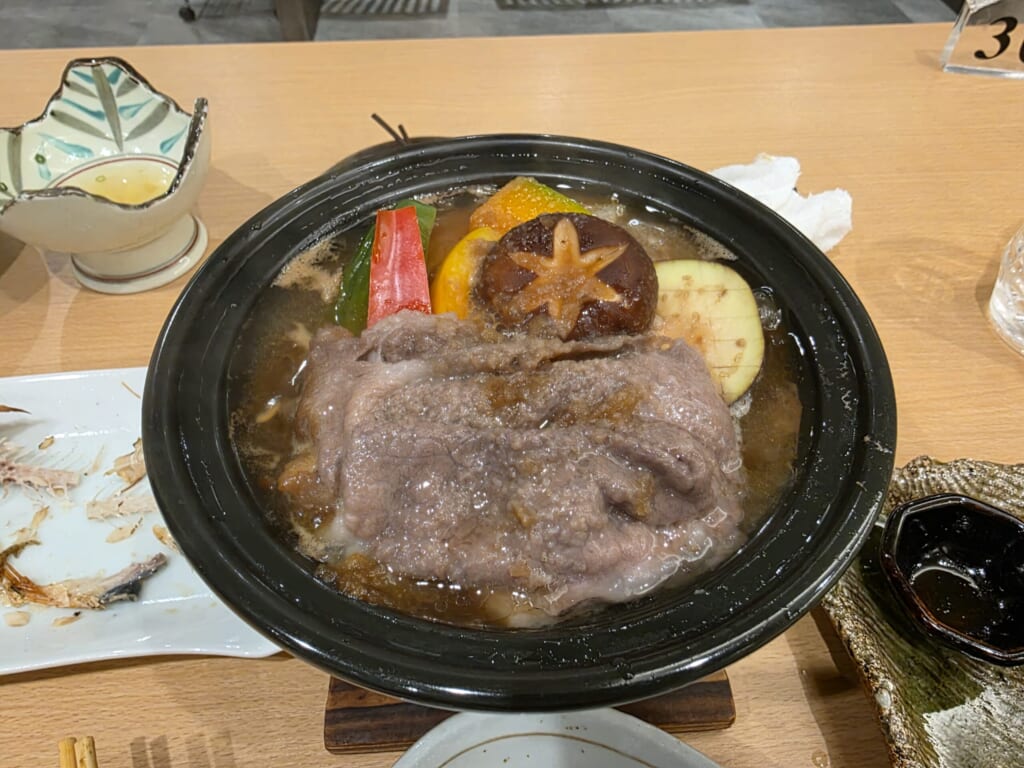 和倉温泉はまづるの2日目の夕食の牛肉鍋